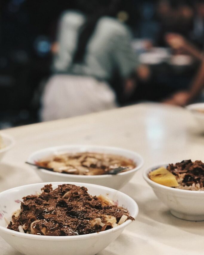 台東美食推薦｜來到台東不只有 正氣路美食 ，寶桑路也是在地人推薦的美食一級戰區！這間營業60年的「蘇天助素食麵」，菜單內容非常簡單，只有：筍湯、湯麵、乾麵、米糕四樣，由此可知老闆對自家料理的自信！老闆用心熬製的獨門素肉燥，搭配麵條或是米糕都好吃到讓人欲罷不能，是小編推薦必吃的台東市區美食！