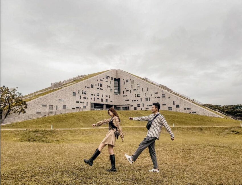 花東一直是大家的旅遊首選，不只有好山好水，活動更是豐富，像是：月光海音樂節、台東熱氣球、池上秋收祭…等等，一年四季都玩不膩！小編來幫大家整理2021最夯的 台東兩天一夜 行程懶人包，四大路線、超過20個不能錯過的熱門景點美食，不管是情侶約會還是度假放鬆都超適合！