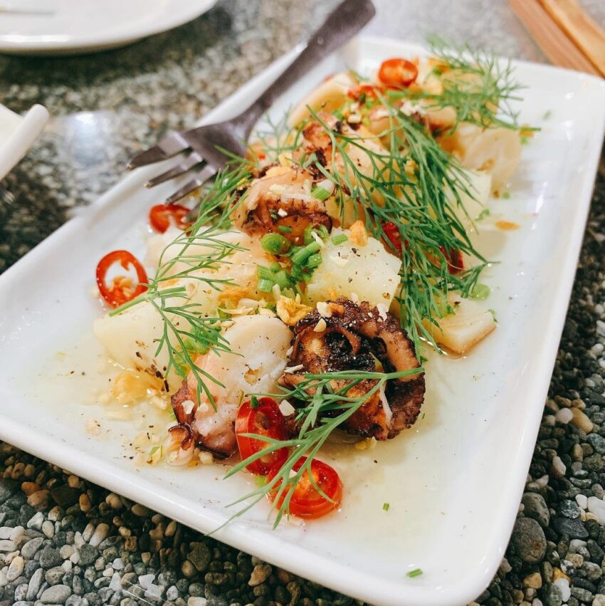 台東美食 | 來到「長濱100號」只要花300～500的價位，就能吃到媲美台北高級餐廳的無菜單料理！食材挑選上，不僅海鮮來自漁獲豐富的成功漁港，蝦子和魚類都又大又肥美，米飯更是選用口感極佳的長濱米，讓每一口都充滿幸福的滋味，被譽為台東長濱必吃餐廳真的是實至名歸～