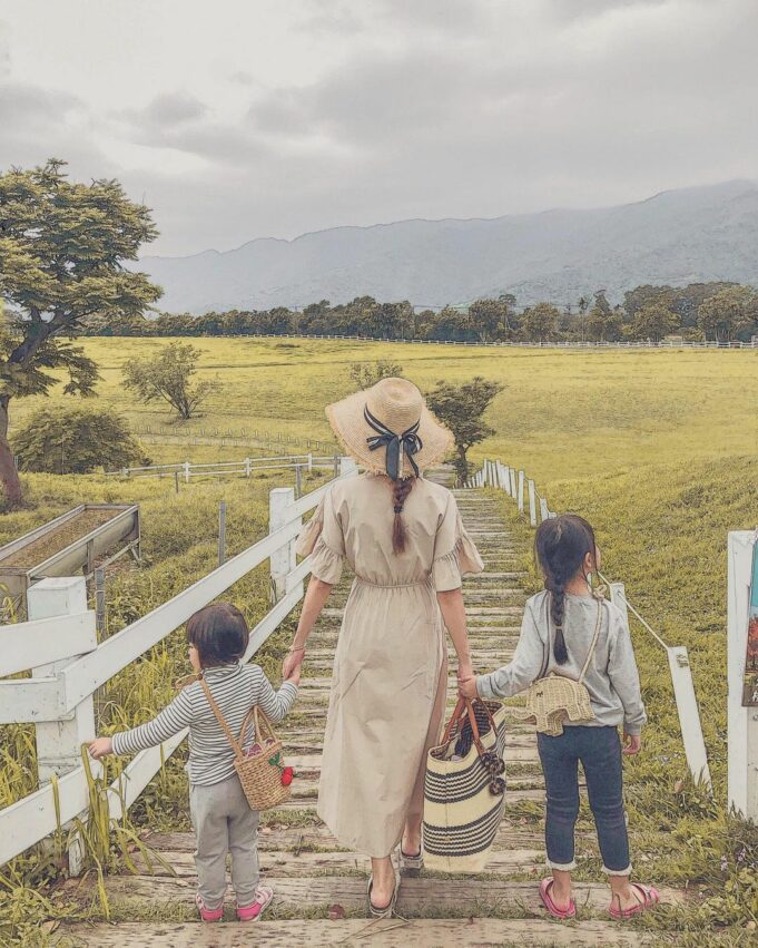 花東一直是大家的旅遊首選，不只有好山好水，活動更是豐富，像是：月光海音樂節、台東熱氣球、池上秋收祭…等等，一年四季都玩不膩！小編來幫大家整理2021最夯的 台東兩天一夜 行程懶人包，四大路線、超過20個不能錯過的熱門景點美食，不管是情侶約會還是度假放鬆都超適合！