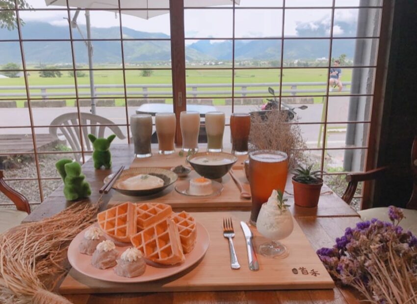 花東一直是大家的旅遊首選，不只有好山好水，活動更是豐富，像是：月光海音樂節、台東熱氣球、池上秋收祭…等等，一年四季都玩不膩！小編來幫大家整理2021最夯的 台東兩天一夜 行程懶人包，四大路線、超過20個不能錯過的熱門景點美食，不管是情侶約會還是度假放鬆都超適合！