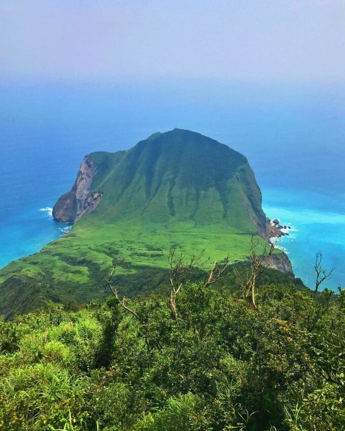 宜蘭龜山島 | 401高地是龜山島的置高點,站上這裡的觀景台,可以一覽龜山島的全貌 宜蘭龜山島 | 401高地是龜山島的置高點,站上這裡的觀景台,可以一覽龜山島的全貌