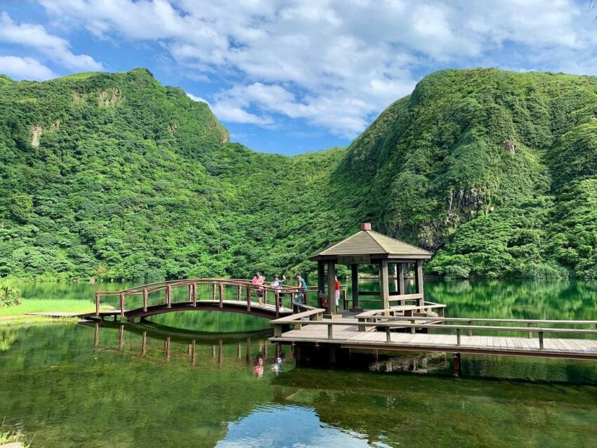 宜蘭龜山島 | 龜尾湖是一座靠近龜尾的堰塞湖，湖邊設有涼亭及環湖步道，可在此眺望對岸的普陀巖