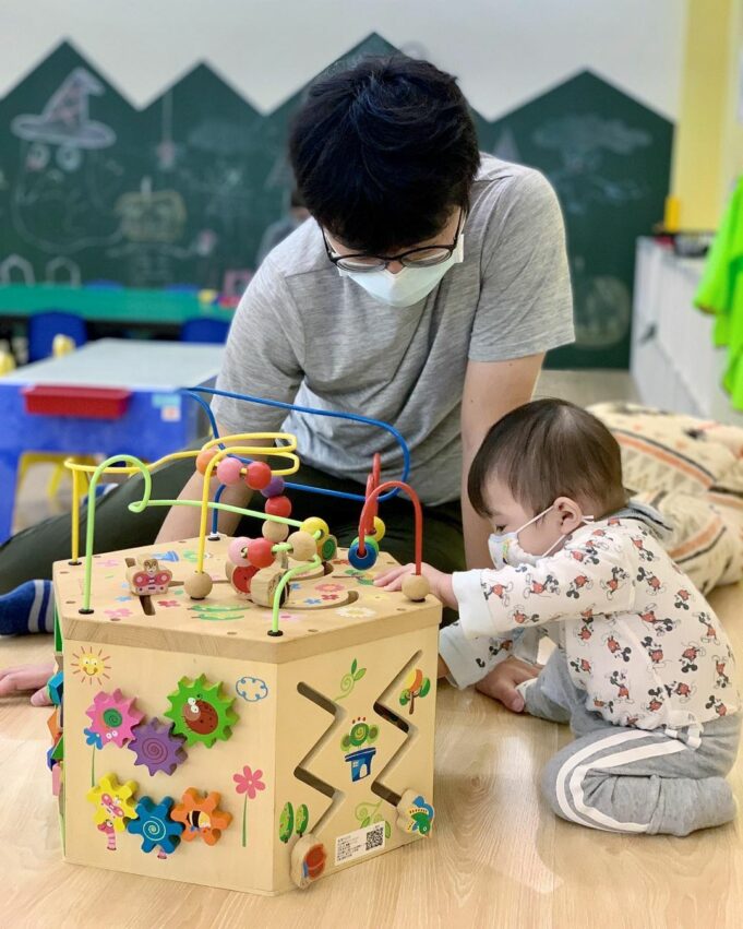 基隆親子景點｜幼童可以在開館期間自由探索，隨興的在館內奔跑、騎車、看書、繪畫、角色扮演、演奏樂器、攀岩…等