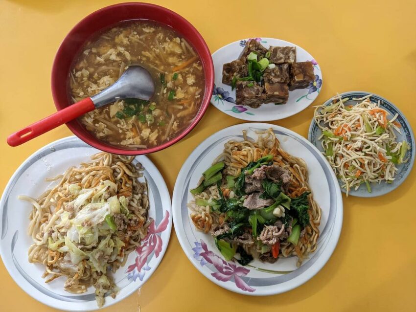 南華大陸麵店也是相當有名氣的花蓮吉安美食,最特別的是他的煎麵,將麵水煮到七分熟,用小火煎至金黃色,外層焦脆內層軟嫩,是外面沒吃過的味道。除了煎麵,豬腳凍也是來南華大陸麵店必吃的,採用豬皮製作的豬腳凍含有豐富的膠原蛋白,吃起來很有彈性,不妨找一天來品嘗看看。 花蓮美食|在地小吃|南華大陸麵店|南華大陸麵店也是相當有名氣的花蓮吉安美食,最特別的是他的煎麵,將麵水煮到七分熟,用小火煎至金黃色,外層焦脆內層軟嫩,是外面沒吃過的味道。