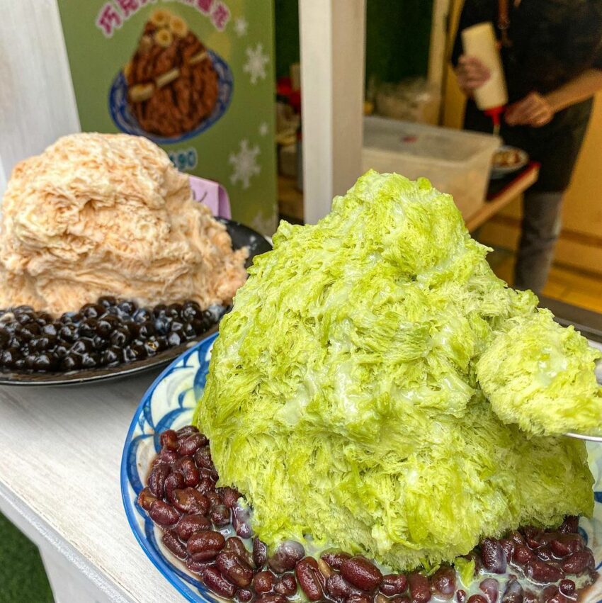 位在花蓮市區的呷冰,跟著導航走的話會帶你到茶雨天澄,外面的茶雨天澄是飲料店,要吃冰的話直接往裡頭走就好。呷冰有很多口味,而且每個口味的雪花冰磚都是店家自己製作熬煮的,刨的幼綿綿的雪花冰上鋪入滿滿的配料,一口下去直接把炎熱驅散! 花蓮美食|甜點、冰品、飲品|呷冰×茶雨天澄|位在花蓮市區的呷冰,跟著導航走的話會帶你到茶雨天澄,外面的茶雨天澄是飲料店,要吃冰的話直接往裡頭走就好。呷冰有很多口味,而且每個口味的雪花冰磚都是店家自己製作熬煮的,刨的幼綿綿的雪花冰上鋪入滿滿的配料,一口下去直接把炎熱驅散!