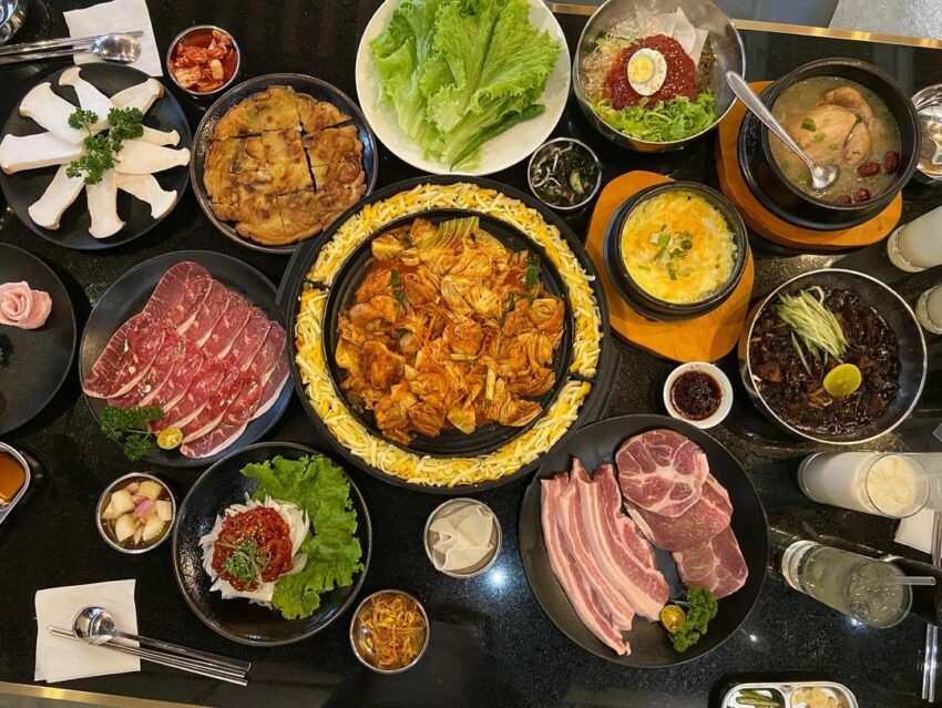 這間延壽亭韓食是以韓式烤肉為主的韓國料理,使用花蓮在地的新鮮蔬菜,採濕式熟成的肉更多汁也軟嫩,除了韓式烤肉,這裡也能吃到炸醬麵、石鍋拌飯、辣炒年糕等韓料,小菜也是無限供應,還有專人為你桌邊服務,不用擔心肉有沒有烤熟,而且接客到00:00,半夜也能吃到韓式料理! 花蓮美食|晚餐、消夜|延壽亭韓食|這間延壽亭韓食是以韓式烤肉為主的韓國料理,使用花蓮在地的新鮮蔬菜,採濕式熟成的肉更多汁也軟嫩,除了韓式烤肉,這裡也能吃到炸醬麵、石鍋拌飯、辣炒年糕等韓料