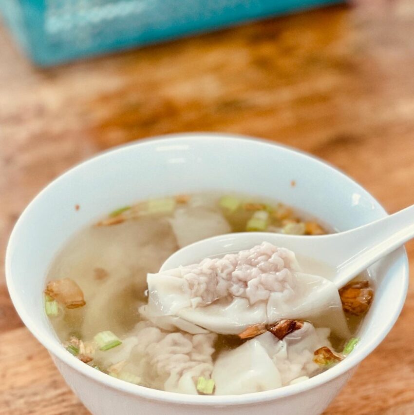 已經傳承到第四代的戴記扁食,只專注賣扁食一個品項,但人潮還是不減。戴記扁食的湯頭清淡爽不油膩,放入油蔥酥、芹菜提味,一碗裡面有8顆扁食,手工扁食皮薄餡多,肉餡使用在地溫體豬肉當日現殺,肉質鮮甜沒有腥味,味道非常純粹,是來花蓮的必吃美食。 花蓮美食|在地小吃|戴記扁食|已經傳承到第四代的戴記扁食,只專注賣扁食一個品項,但人潮還是不減。戴記扁食的湯頭清淡爽不油膩,放入油蔥酥、芹菜提味,一碗裡面有8顆扁食,手工扁食皮薄餡多,肉餡使用在地溫體豬肉當日現殺,肉質鮮甜沒有腥味,味道非常純粹,是來花蓮的必吃美食。