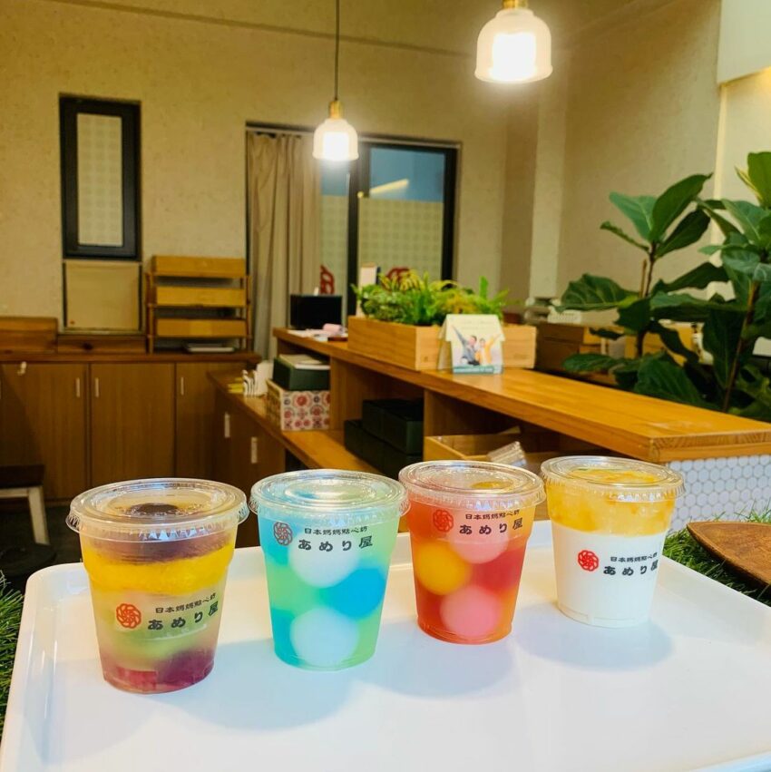 在IG引發熱潮的可愛甜點店,就隱身在延平街巷弄內,這間日本媽媽點心坊主要有蛋糕、奶酪、布丁等甜點,日本媽媽點心的甜點色彩都超繽紛,很適合拍照打卡,而每一款甜點都是當季水果製成的,真材實料不添加其他東西,所以數量不多,太晚來就沒了,日本媽媽點心坊的甜點不但又美又好吃,也很適合當伴手禮的好選擇。 花蓮美食|甜點、冰品、飲品|日本媽媽點心坊|在IG引發熱潮的可愛甜點店,就隱身在延平街巷弄內,這間日本媽媽點心坊主要有蛋糕、奶酪、布丁等甜點,日本媽媽點心的甜點色彩都超繽紛,很適合拍照打卡,而每一款甜點都是當季水果製成的,真材實料不添加其他東西,所以數量不多,太晚來就沒了,日本媽媽點心坊的甜點不但又美又好吃,也很適合當伴手禮的好選擇。