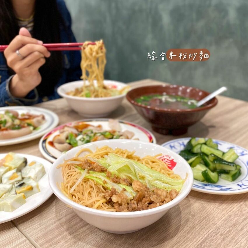 這間慈惠堂炒米粉是在地人推薦的吉安美食,今年重新裝潢後用餐環境大大提升,變得煥然一新,不過好味道依舊不變。慈惠堂的價格很親民,主食有炒麵跟炒米粉可以選,想一次吃到兩種的話還可以點綜合,豬油拌炒的米粉吃起來不會太乾,喜歡吃辣的話一定要試試他們家的辣菜脯,又香又辣,讓整個味道更有層次。 花蓮美食|在地小吃|慈惠堂炒米粉(春龍福)| 這間慈惠堂炒米粉是在地人推薦的吉安美食,今年重新裝潢後用餐環境大大提升,變得煥然一新,不過好味道依舊不變。慈惠堂的價格很親民,主食有炒麵跟炒米粉可以選,想一次吃到兩種的話還可以點綜合,豬油拌炒的米粉吃起來不會太乾,喜歡吃辣的話一定要試試他們家的辣菜脯,又香又辣,讓整個味道更有層次。