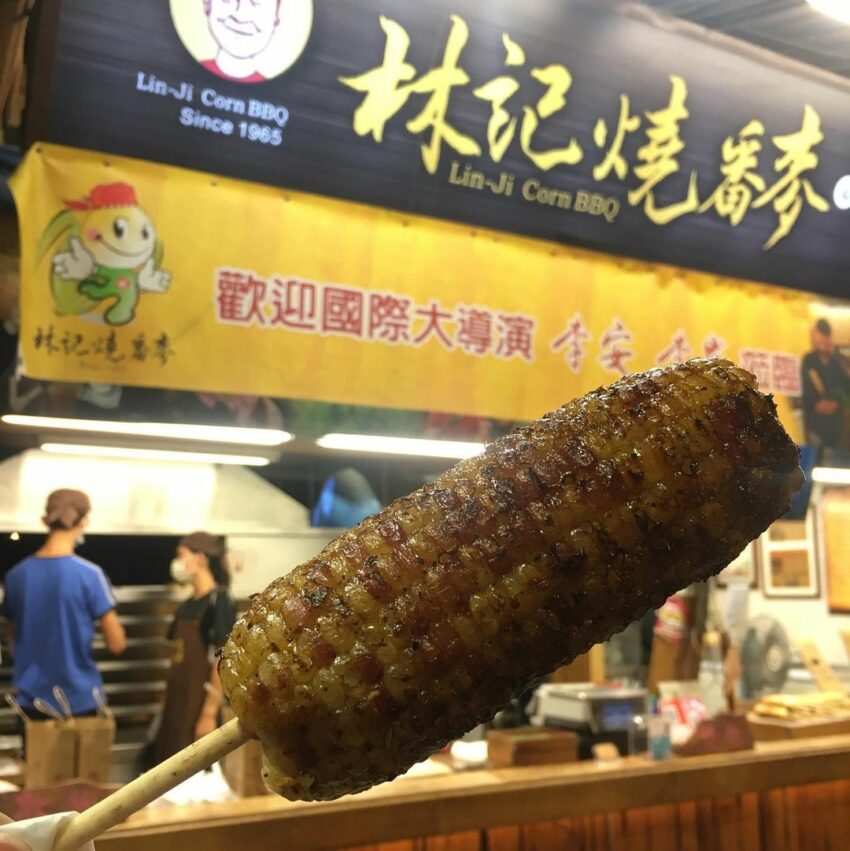 林記燒番麥是東大門夜市的排隊名店,使用的玉米是老闆栽種的有機玉米,以秤重計價所以價格偏高,玉米有分軟的、Q的,還是硬的,可以依照你的喜好來做選擇,口味也有經典招牌、玫瑰椒鹽跟素食主義三種可以選,最推薦的就是經典招牌,漢方香料的獨家配方來回刷烤,將每一支燒番麥都烤得入味。 花蓮美食|晚餐、消夜 東大門夜市|林記燒番麥|林記燒番麥是東大門夜市的排隊名店,使用的玉米是老闆栽種的有機玉米,以秤重計價所以價格偏高,玉米有分軟的、Q的,還是硬的