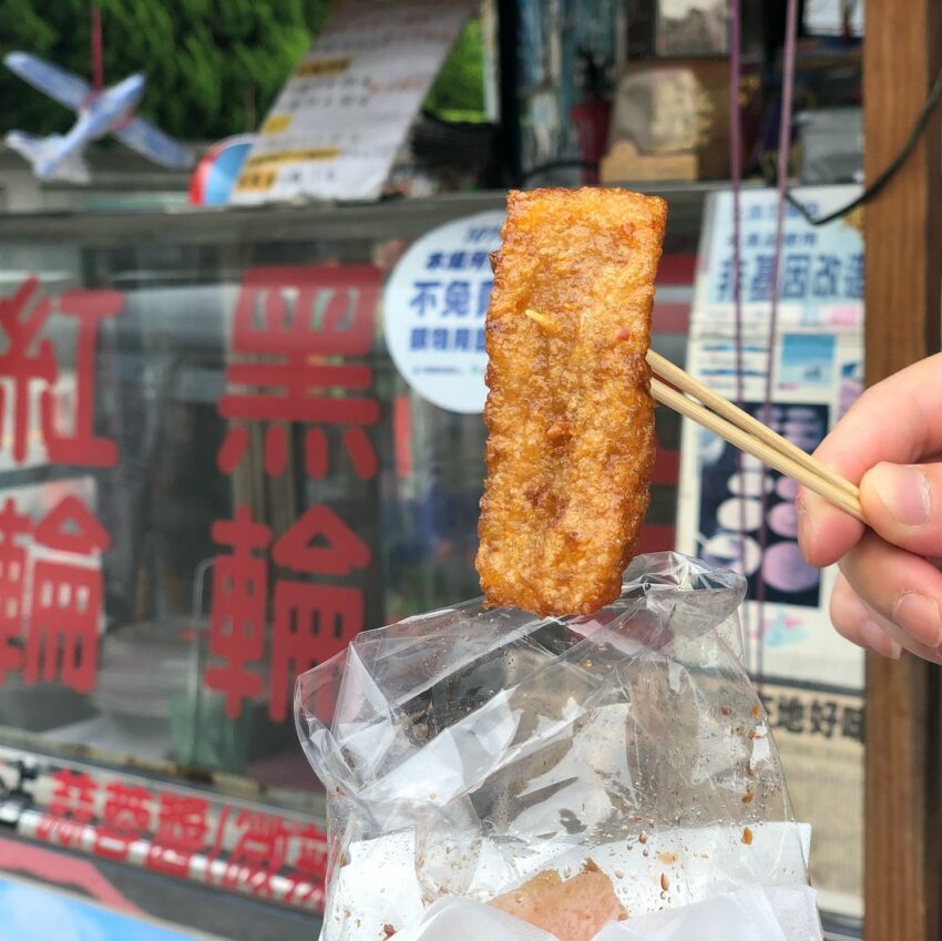 一賣就超過60年的燕銘黑輪紅輪,原本是在玩具店外給學生吃的零食點心,現在變成花蓮特色銅板美食。這裡賣的黑輪可不是魚漿做的,而是使用麵粉下鍋油炸的,外酥內軟,吃起來像炸年糕;而粉紅色的紅輪是在粉漿中加入紅麴再煎製而成,口感軟Q,除了單買還可以買綜合,一次品嘗兩種口味。 花蓮美食|在地小吃|燕銘黑輪紅輪|一賣就超過60年的燕銘黑輪紅輪,原本是在玩具店外給學生吃的零食點心,現在變成花蓮特色銅板美食。這裡賣的黑輪可不是魚漿做的,而是使用麵粉下鍋油炸的,外酥內軟,吃起來像炸年糕;而粉紅色的紅輪是在粉漿中加入紅麴再煎製而成,口感軟Q,除了單買還可以買綜合,一次品嘗兩種口味。
