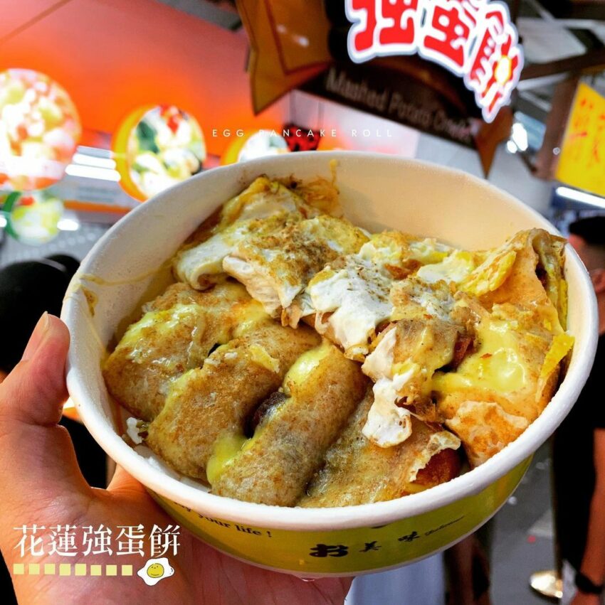 東大門夜市必排的強蛋餅,現點現做需要等一下,建議先來點餐再去逛。強蛋餅口味多樣除了一般的起司、薯泥、培根之外,最特別的可以在蛋餅夾進皮蛋、蚵仔、貢丸等,而且蛋餅份量很大,餡料跟起司給的超多不手軟,淋上帶有甜味的醬油,鹹甜鹹甜的滋味,越吃越涮嘴。 花蓮美食|晚餐、消夜|東大門夜市|強蛋餅|東大門夜市必排的強蛋餅,現點現做需要等一下,建議先來點餐再去逛。強蛋餅口味多樣除了一般的起司、薯泥、培根之外,最特別的可以在蛋餅夾進皮蛋、蚵仔、貢丸等,
