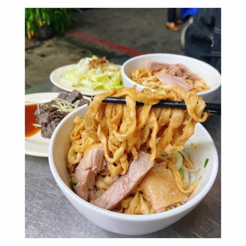 愛河景點 | 愛河美食,鹽埕鴨肉意麵使用較寬的粗意麵,不僅保持麵的Q彈,更能充份吸收湯汁的鮮美 愛河景點 | 愛河美食,鹽埕鴨肉意麵使用較寬的粗意麵,不僅保持麵的Q彈,更能充份吸收湯汁的鮮美