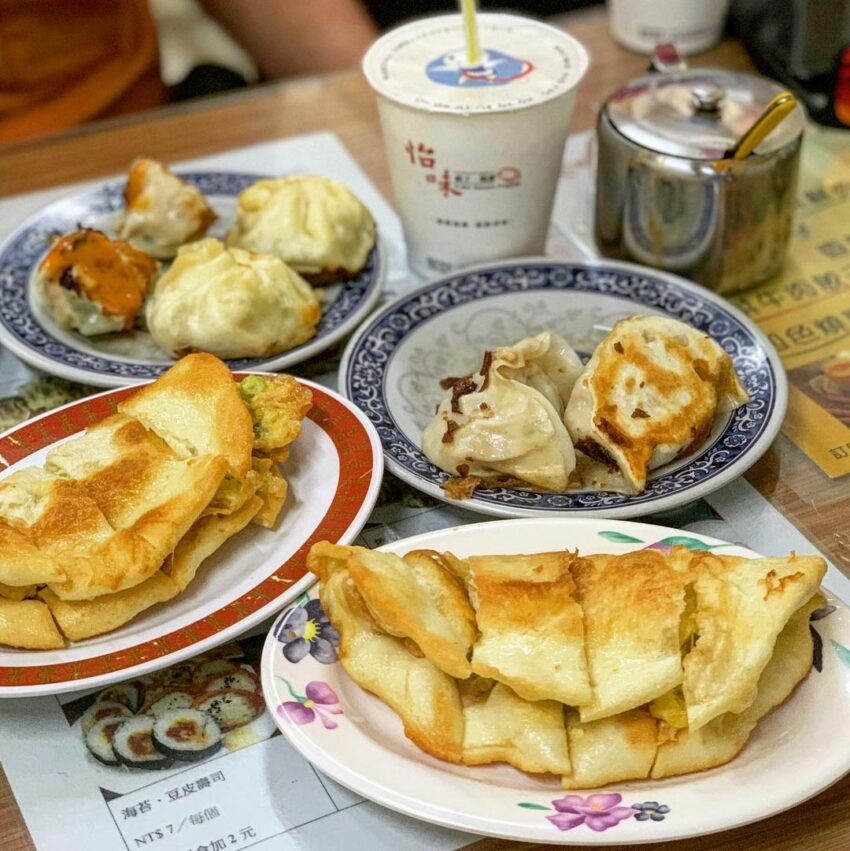 花蓮美食｜花蓮早餐｜怡味餐店｜位於南京街上的花蓮人氣傳統早餐店怡味餐店，賣的項目很多，蛋餅、煎包、煎餃，還有很少見到的燒賣，而且價格都十分便宜。