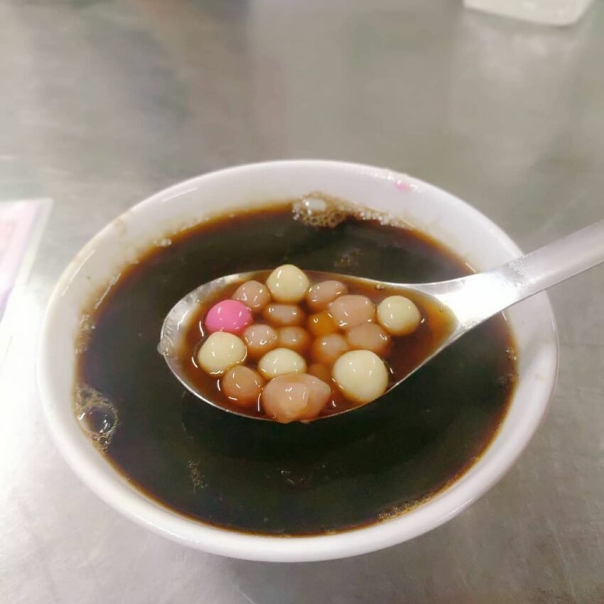 來到玉里,在地人推薦的玉里老店燒仙草也是必買甜品,平常想吃燒仙草常常要等到冬天或是寒流,不過這裡的燒仙草是一年四季都有的,而店內也有賣仙草奶凍、冬瓜仙草等冷飲,燒仙草還可以加花豆、紅綠豆、湯圓、珍珠等配料,喝起來微甜不膩,很適合當飯後甜點。 花蓮美食 玉里老店燒仙草