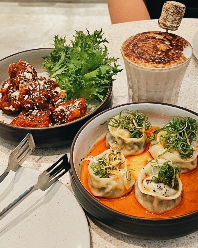 台北美食｜平價美食、台北小吃｜小小樹食｜台北最受歡迎的蔬食餐廳, IG人氣打卡網紅餐廳, 蔬食料理, 素食, 紅油皮蛋豆腐餃, 素食版的紅油抄手, 推薦台北好吃的蔬食餐廳