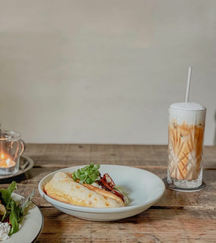 台北美食｜五星高級餐廳｜香色 Xiang Se｜隱身二樓公寓, 南法風格餐點的美食餐廳, 浪漫復古, 約會餐廳, 蛋舒芙蕾, 下酒的「炙烤小捲」, 龍眼木烤半鴨, 推薦台北好吃的異國料理、高級餐廳