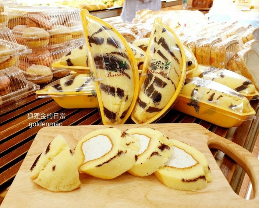 來到被譽為「香蕉王國」的旗山，當然不能不品嘗香蕉啦！這間吉美香蕉蛋糕選用在地香蕉融合到蛋糕、麵包、餅乾裡，招牌的香蕉蛋糕使用一公斤去皮香蕉製作，還看的到香蕉纖維和香蕉仔，扎實綿密的口感帶點濕潤。另一項人氣商品是香蕉芭娜娜，外觀做成香蕉一樣，內餡放入香蕉果泥、卡士達打成的奶油慕絲綿密清爽，放入冷凍後口感會變成像冰淇淋一樣，可愛的外型很適合拿來送禮。