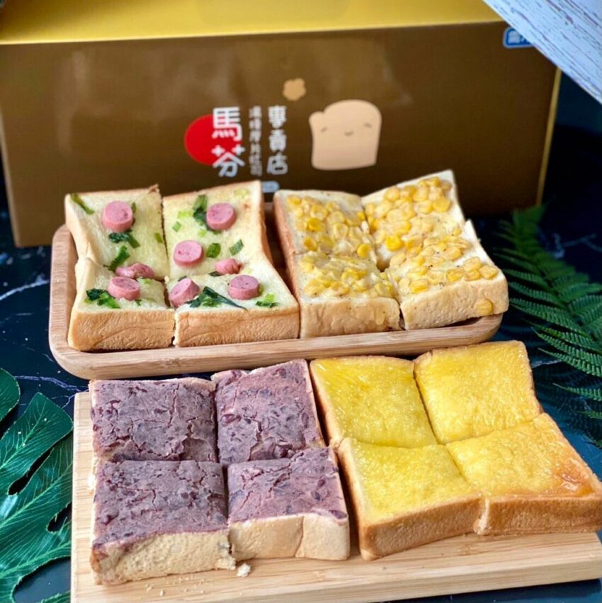 來自高雄的馬芬湯種厚片吐司專賣店，原本是從麵包店起家的，現在成為了熱門的團購美食。在湯種厚片塗抹上自製的獨家餡料，配料和抹醬都給的很大方，總共有多達39種的口味，不管甜的鹹的都有，每片厚片都是單獨包裝的，不管是早餐、下午茶，還是當零食、宵夜吃都超方便，是防疫在家的冰箱必備品啊！