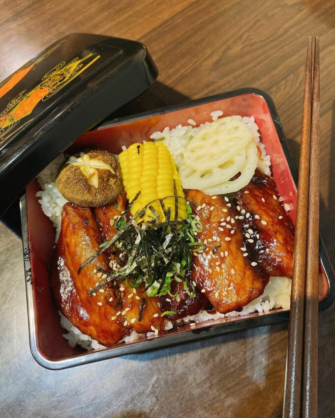 八豆妖主打日式料理,店裡菜單品項超多,價格也都不會太貴,有一般的定食、關東煮,每個用料都很豐盛,能吃出老闆的用心。店內還有烤物、炸物可以選擇,很適合下班買個燒烤回家配酒,讓你在家也能吃到居酒屋的美味。 基隆美食-八豆妖食町
