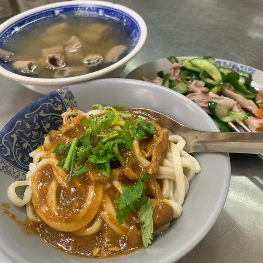 基隆有許多沙茶、咖哩相關的料裡,而這家汕頭沙茶麵把兩種合而為一,做出另一種特殊的風味。汕頭沙茶麵的主食有飯、麵還有自製的粿條,淋上自製的沙茶醬汁,濃郁香醇的醬汁中還有些許咖哩的風味,帶點微辣的沙茶咖哩香氣讓人一口接一口,是只有基隆才吃的到的獨門美味。 基隆美食-汕頭沙茶麵