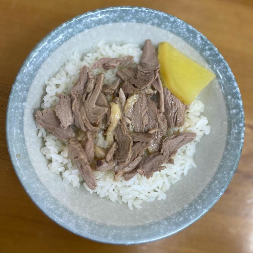 高雄美食｜三民美食｜侯記鴨肉飯｜鋪滿了鴨肉片與蘿蔔乾的鴨肉飯，淋上鴨油和滷汁，油油亮亮的鴨肉香嫩可口，鹹香的味道配著白飯一起吃超開胃