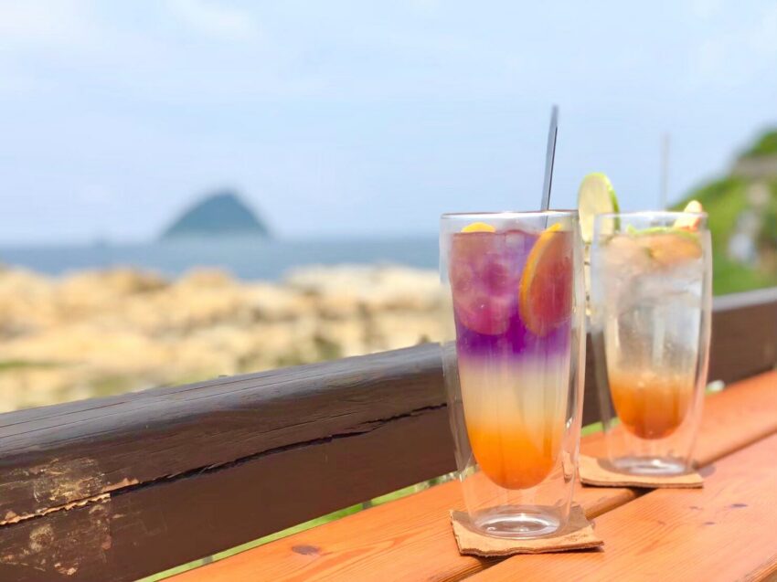 阿拉寶灣，坐在樂品喜塘的戶外用餐區，可以直接欣賞和平島的無敵海景，背山面海的絕佳景色，為入口的甜食咖啡增添不少風味。