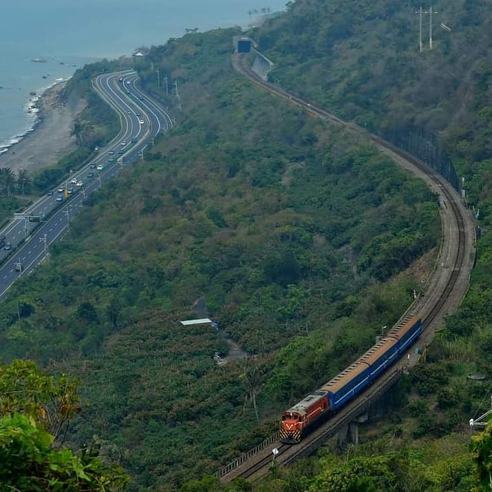 藍皮解憂號-台鐵觀光列車-火車