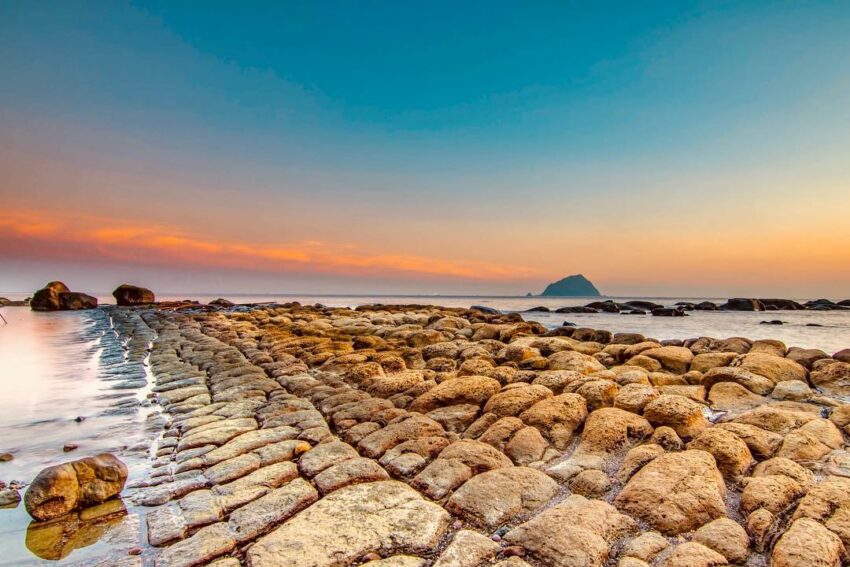 基隆和平島公園內的阿拉寶灣，是被譽為「全球最美日出」的所在地，園區內有名的豆腐岩、蕈狀石和各式奇岩怪石，在海邊日夜承受著海水的拍打，才形成如今的美景供民眾欣賞。