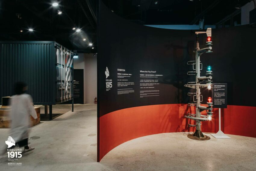 陽明海洋文化藝術館,將海運相關的器具直接搬入場館,經由專業導覽人員的精彩解說,你會知道船隻如何使用入口信號燈溝通,還能親眼見到巨大的大型救難船哦! 陽明海洋文化藝術館,將海運相關的器具直接搬入場館,經由專業導覽人員的精彩解說,你會知道船隻如何使用入口信號燈溝通,還能親眼見到巨大的大型救難船哦!