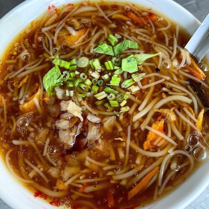 蘇澳廟口米粉羹/花生湯/八寶粥，招牌的米粉羹加了許多配料，濃稠的勾芡與微酸的黑醋，搭配得恰到好處。