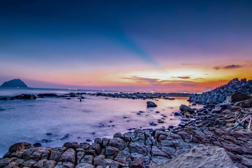 最棒的日出觀測秘境，是位於阿拉寶灣的涼亭上，當太陽緩緩從海平面升上來，天色從黑暗中透出絲絲紅光，接著海水盡頭的天空逐漸染上紅紫色的光芒