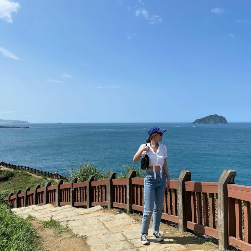 忘幽谷優美的景色，讓每個遊客都忍不住邊走邊拍，因全程無太多遮蔽物，建議參觀時間約45分到1小時，便可接著順遊附近的八斗子漁港、海科館及潮境公園。