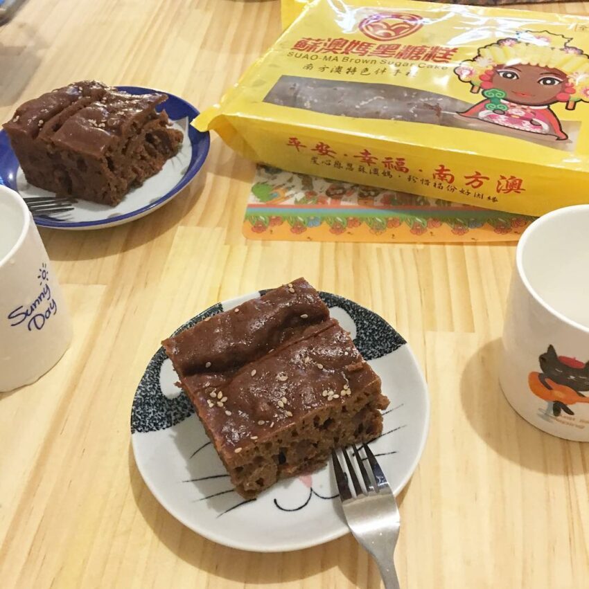 蘇澳美食｜蘇澳媽黑糖糕，黑糖糕的原料只有黑糖、米、麵粉和芝麻，入口鬆軟厚實的口感，以及淡淡的黑糖香氣