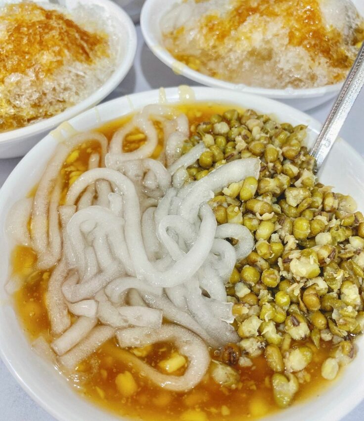 正黃紀綠豆蒜是車埕有名綠豆蒜店之一,每到假日總是大排長龍。綠豆蒜的用料簡單,用糖熬製的熱綠豆蒜,上頭加上碎冰,混合一起吃就像燒冷冰一樣,還可以加入粉條、綠豆配料,甜而不膩又消暑,絕對是在艷陽高照的南台灣的好選擇。 正黃家綠豆蒜