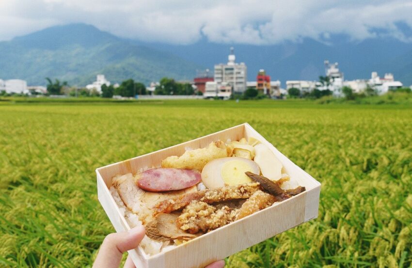 飄香70年的家鄉池上飯包,店內只有一種便當,招牌便當內有卜肉、燒肉、肉片、魯蛋、香腸、薑片、醃菜,特別的是盒內沒有青菜,要拿著便當蓋到一旁自助裝青菜,還有青辣椒、醃梅子可以夾取,米飯香Q微黏,有木盒的自然木頭香氣,樸實的美味。 池上飯包