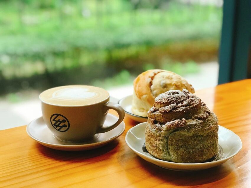 板橋早午餐｜捷運亞東醫院站美食_Forty4 cafe 肆拾肆號館_從店裡的裝潢就可以看出老闆像個孩子的玩心，不僅不定期會邀請藝術家在店內辦展，還能從牆角邊發現幾個偷偷藏起來的玩具，一切都非常隨興可愛！