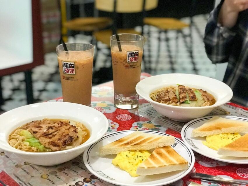 板橋早午餐|推薦,捷運,板南線,新北,新北美食,板橋美食,平價,下午茶,咖啡廳,早午餐, 板橋早午餐 吃膩一般早餐的話,歡迎來板橋這間專賣香港傳統美食的「鴛鴦早午茶」換個口味。濃濃港風的裝潢,配上經典的港式早午茶,讓人彷彿一秒置身香港。其中菠蘿油、豬扒包、絲襪奶茶都是必點美食!一大塊冰涼的奶油配上煉乳,鹹鹹甜甜讓人不上癮都難~