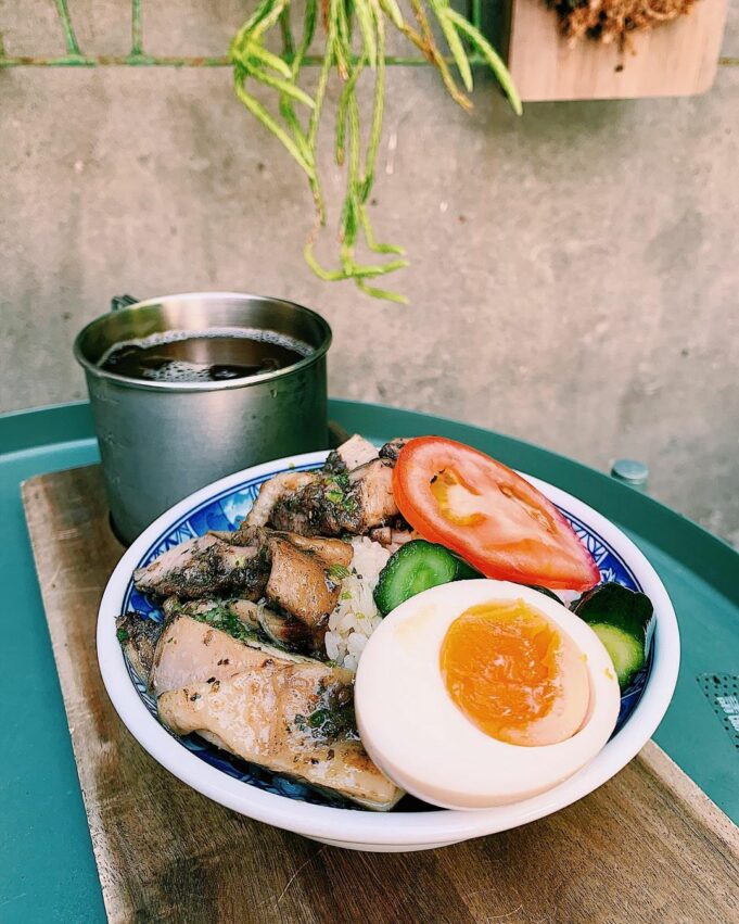 板橋早午餐｜捷運府中站美食_JAG這個·浮洲_以露營、野餐風為主題的「Jag這個・浮洲」在餐點上不只單價親民，選項也不算少，除了每日限量的手作甜點外，就連簡單的奶茶也是使用多種茶葉煮茶，再混入牛奶特調而成。其中最特別的就是傳承老闆回憶中老味道的「瓜子肉飯」