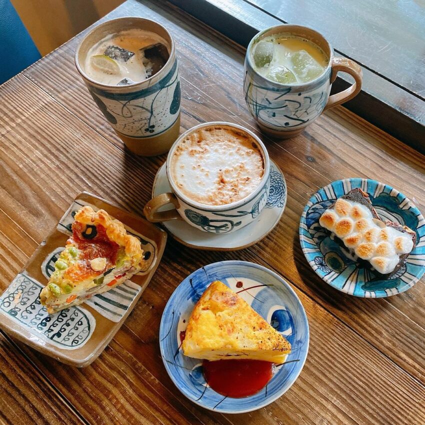 三平珈琲販賣的品項簡單,午晚餐供應日式餐點,下午茶套餐則是自選甜點加上飲品,不論哪種最好先預約以免向隅。 三平咖啡