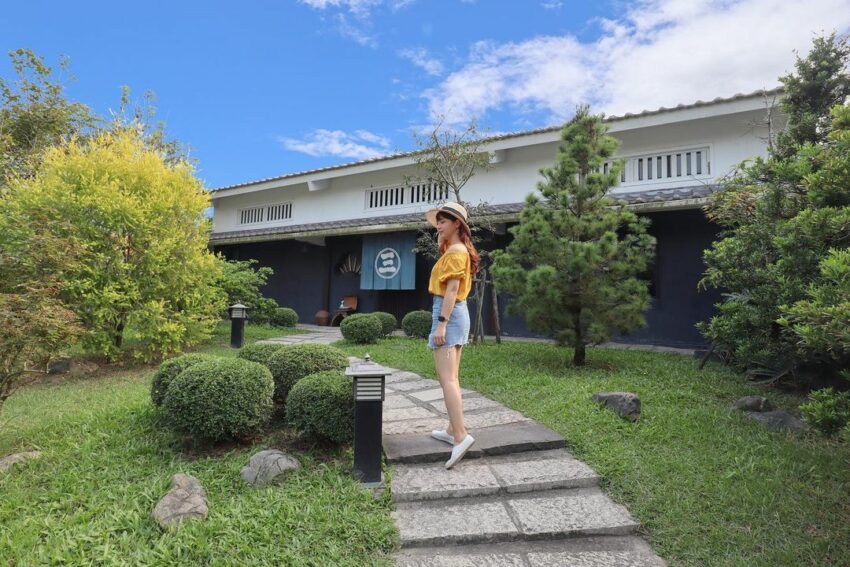 三平咖啡是由老闆及從日本來的老闆娘一起經營,延續了道地的日式風格。禪風氣派的日式建築外觀、庭院內的景觀植物造景,走進店內也有許多和風元素 三平咖啡