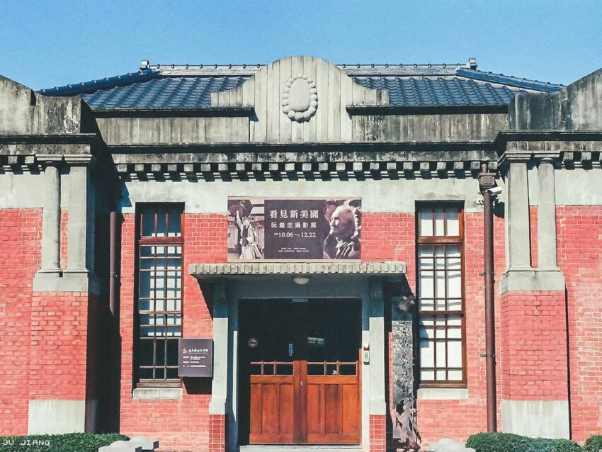 戲曲故事館前身是潮州庄役場、舊潮州郵局,共分成前後兩棟,前方是西洋紅磚建築,後棟則是黑瓦、台灣檜木建造的日式建築。 屏東戲曲故事館