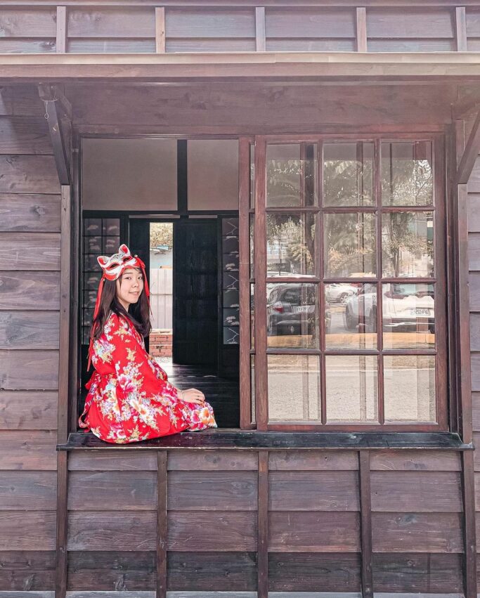 這裡還有提供免費租借和服的服務,換上和服穿梭在充滿日本元素的街區,有漫天飛舞的鯉魚旗,站在粉嫩洋紅風鈴木和櫻花樹下,讓你彷彿一秒到日本。 潮州日式歷史建築文化園區