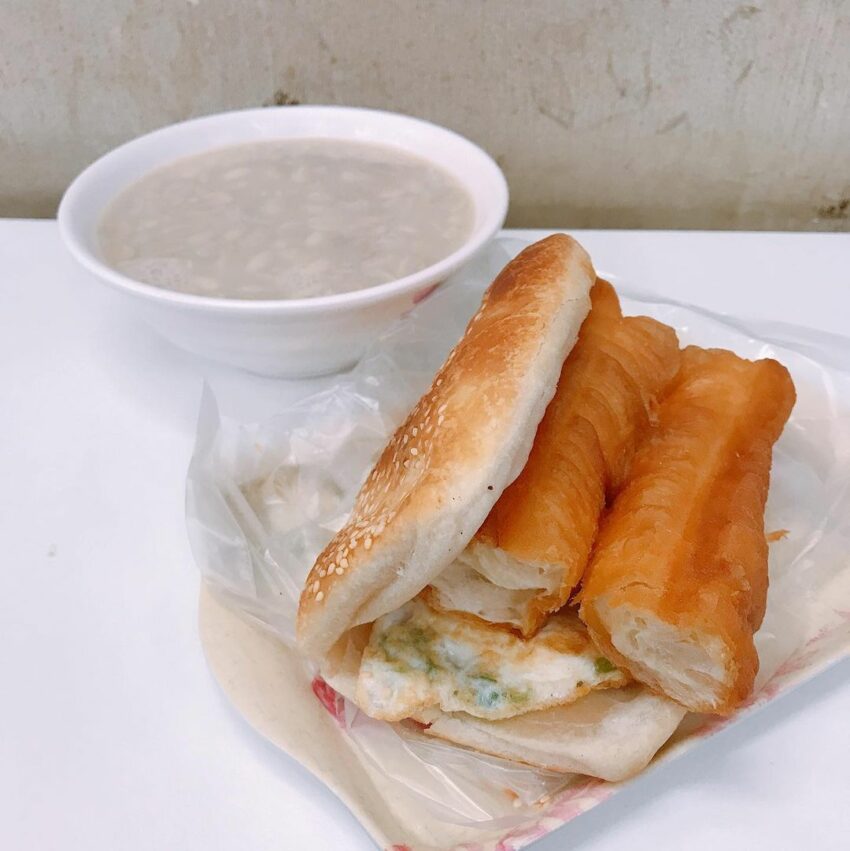 - 新莊美食 【2022新莊美食攻略】精選19間新莊餐廳、早午餐、在地小吃,當個幸福的吃貨吧! 2022 新莊美食, 新莊早餐, 新莊蔬食, 新北美食, 新北早餐, 美食推薦, 燒餅油條, 中式早餐, 熊記燒餅油條專賣店, 人氣老店, 燒餅油條, 花生湯