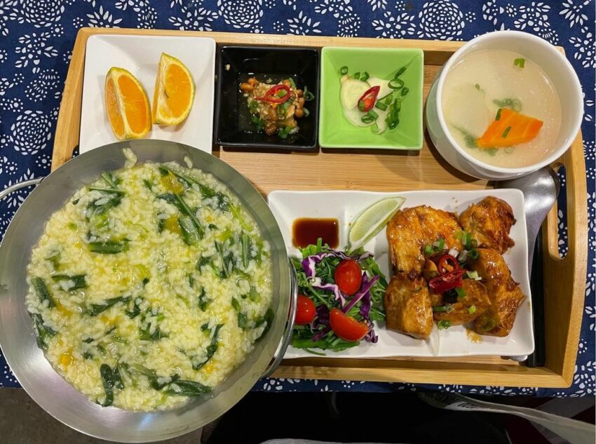 金崙車站附近的講蜜蜜小餐館,利用小學課桌椅當作餐桌,還有色彩繽紛的牆壁復古又可愛。有部落風味的烤肉山地飯、樹豆炒飯,也有一般的簡餐、小火鍋等,清爽的山地飯裡頭加入薑片、豆腐乳增添鹹味,讓人一口接一口很涮嘴,還有附上生菜、水果和清湯,是很澎湃的一餐。 講蜜蜜小餐館