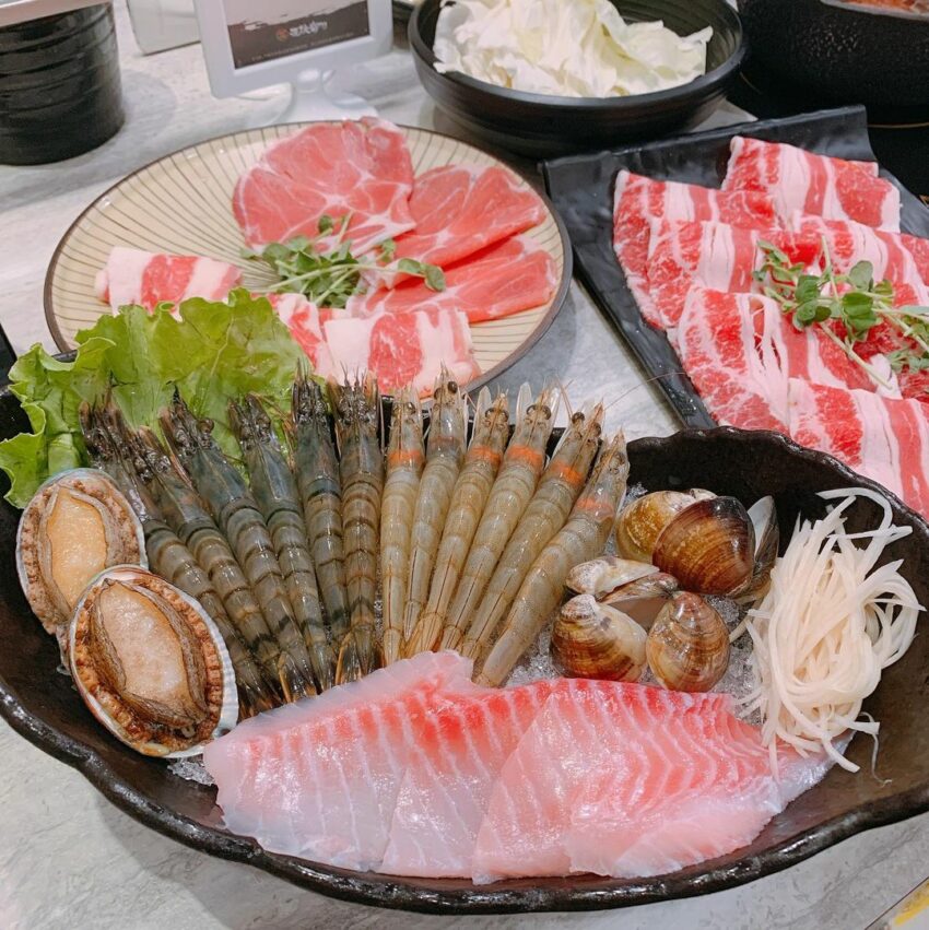 新莊美食,很秋鍋物有超大肉量的肉盤、新鮮豐盛的海鮮盤,還有老闆每日到漁港進貨的限量活體海鮮。 新莊美食, 新莊宵夜, 新莊消夜, 新莊火鍋,新莊鍋物,新北美食, 新北宵夜, 新北消夜,新北火鍋,新北鍋物,新莊美食, 很秋鍋物, 限量活體海鮮。