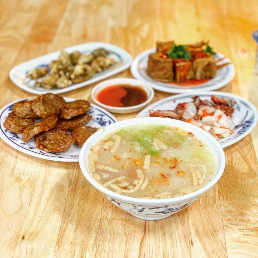 新莊美食,新莊人的宵夜首選,位於新莊體育場旁的香菇肉粥,絕對榜上有名。清淡的湯頭、煮得軟爛的米飯正適合做為宵夜 新莊美食, 新莊宵夜, 新莊消夜,新莊小吃,新北美食, 新北宵夜, 新北消夜,新莊人宵夜,新莊小吃,新莊體育場,香菇肉粥米粉湯