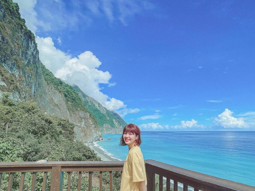 花蓮太魯閣，清水斷崖名列台灣八景之一，一邊是滾著白浪的太平洋，一邊則是高聳的懸崖峭壁，站在清水斷崖邊，你能感受到大山大水的壯闊，優美壯麗的景色，令人嘆為觀止。花蓮景點