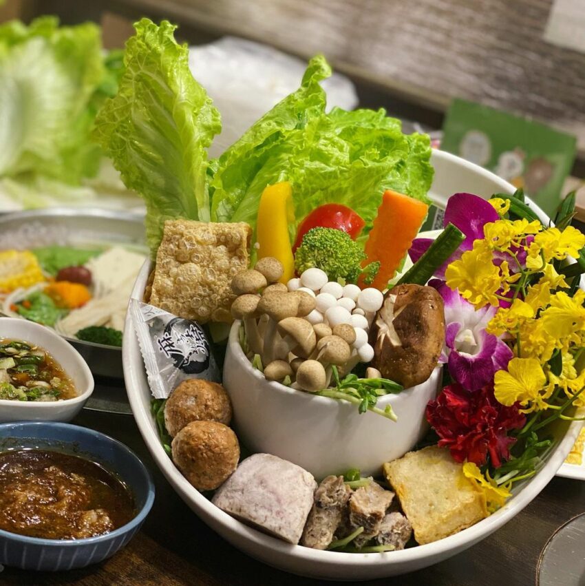 新莊美食,菜盤大量使用有機認證的蔬果,湯頭不加味精和大骨,低熱量且無油脂,讓民眾不只吃進美味,也要吃得健康。 新莊美食, 新莊鍋物, 新莊火鍋,新北美食, 新北蔬食, 新北素食,新莊蔬食,新莊素食,新北鍋物,新北火鍋,喜園有機鍋物,幸福路